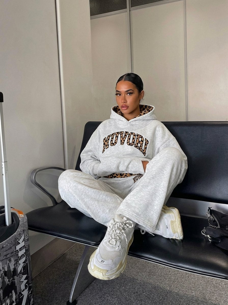 Ensemble NUVORI gris porté — style streetwear