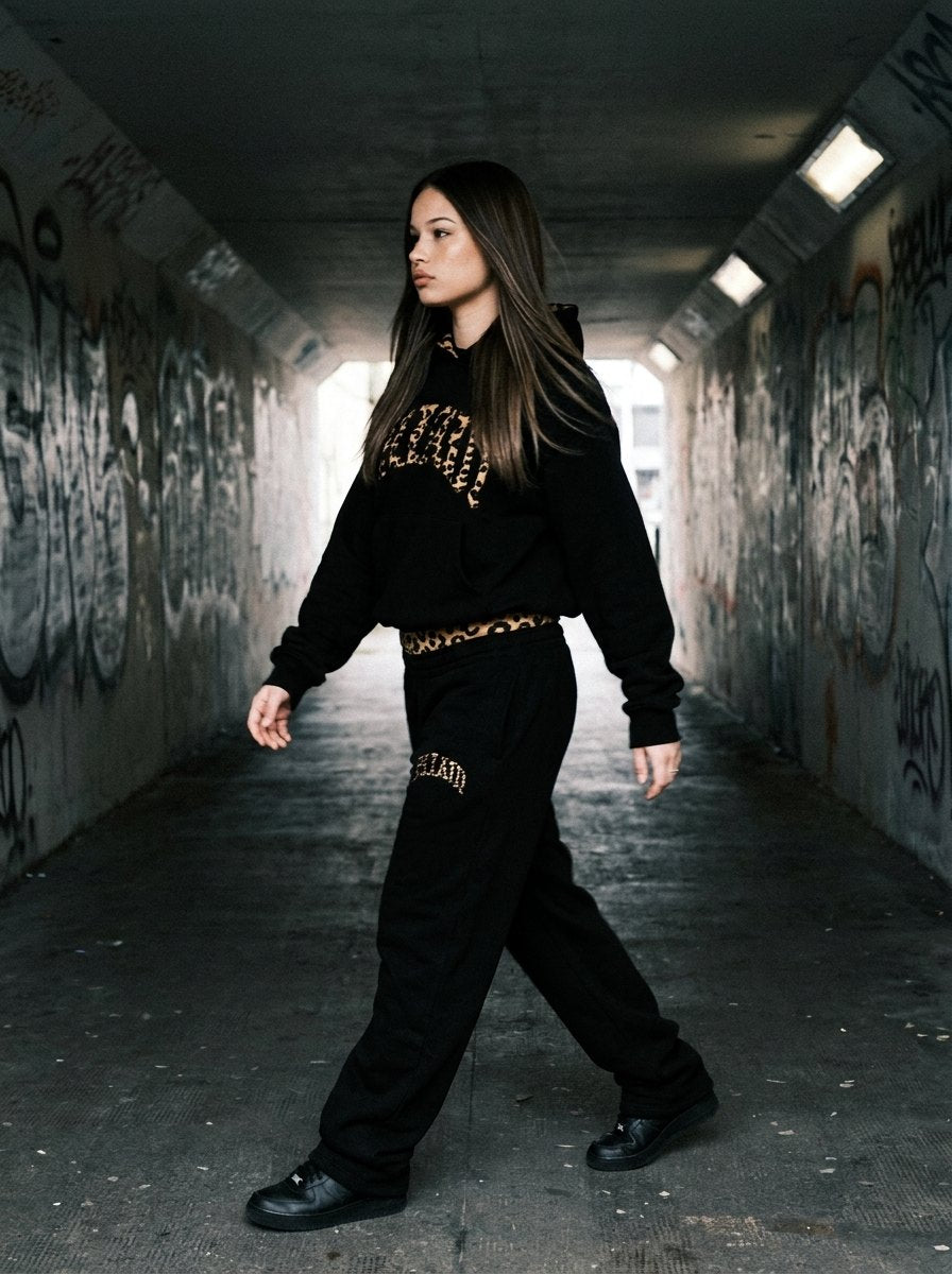 Lookbook NUVORI — ensemble noir dans un tunnel
