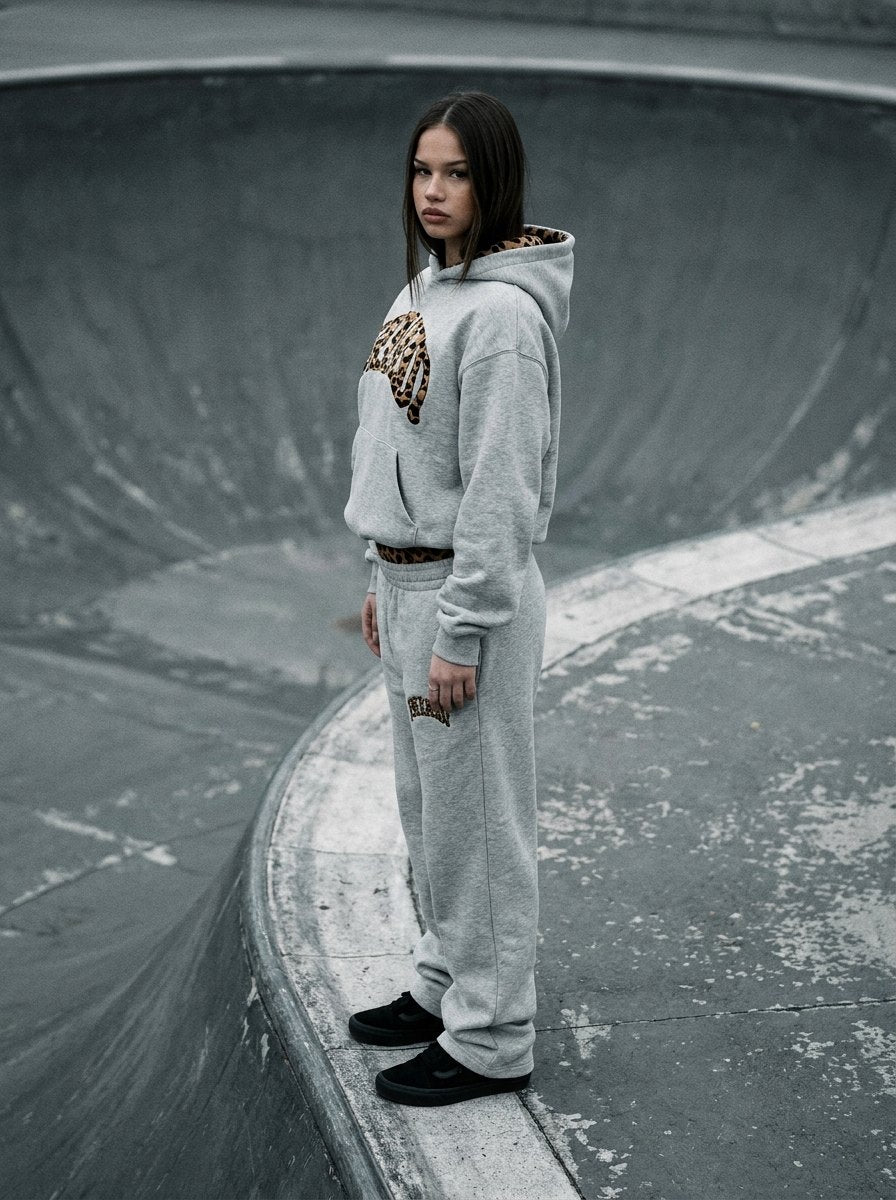Lookbook NUVORI — ensemble gris chiné au skatepark