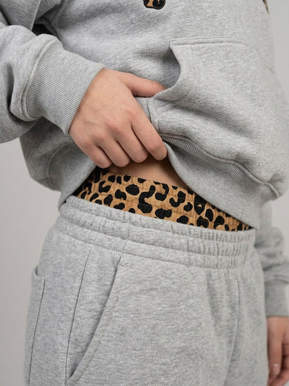 Ensemble NUVORI gris chiné — gros plan de la ceinture léopard apparente