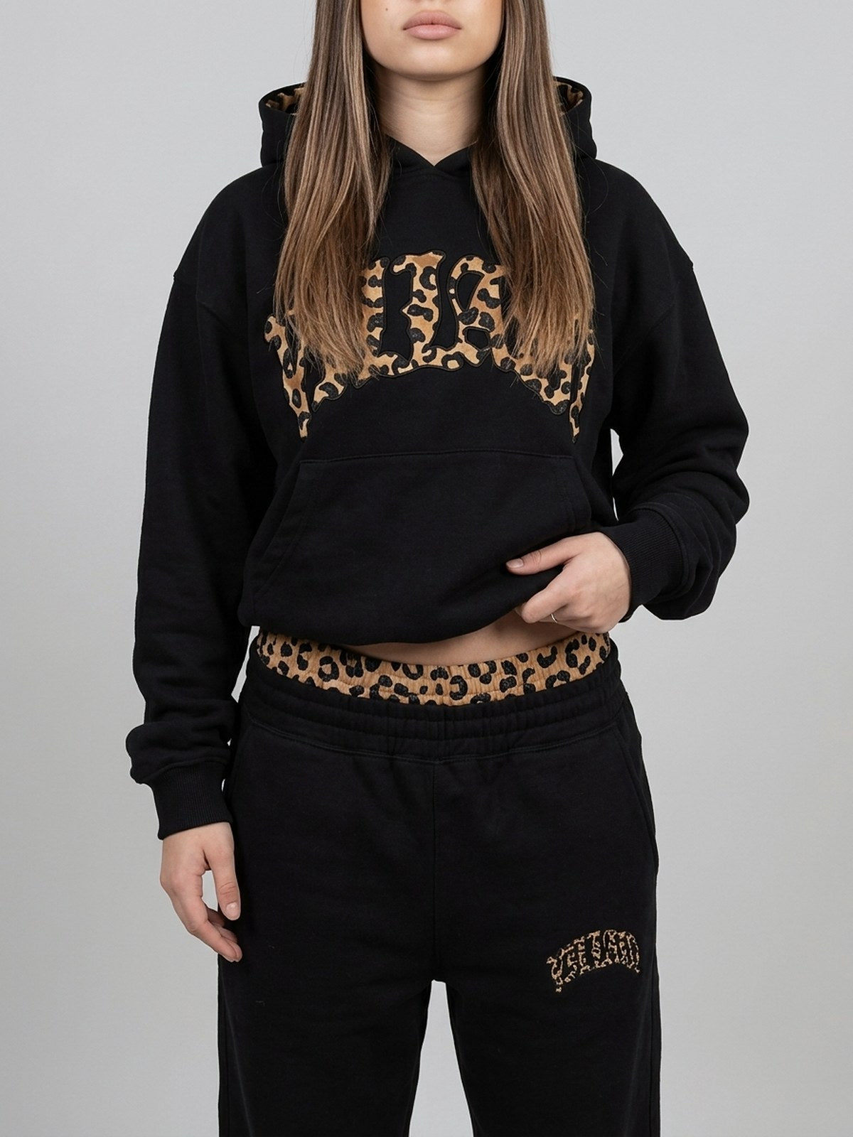 Ensemble NUVORI noir — logo poitrine et ceinture léopard
